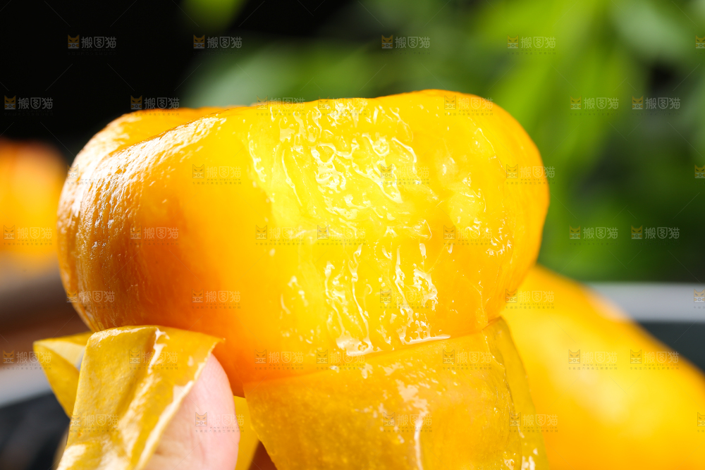 手上拿着黄蟠桃