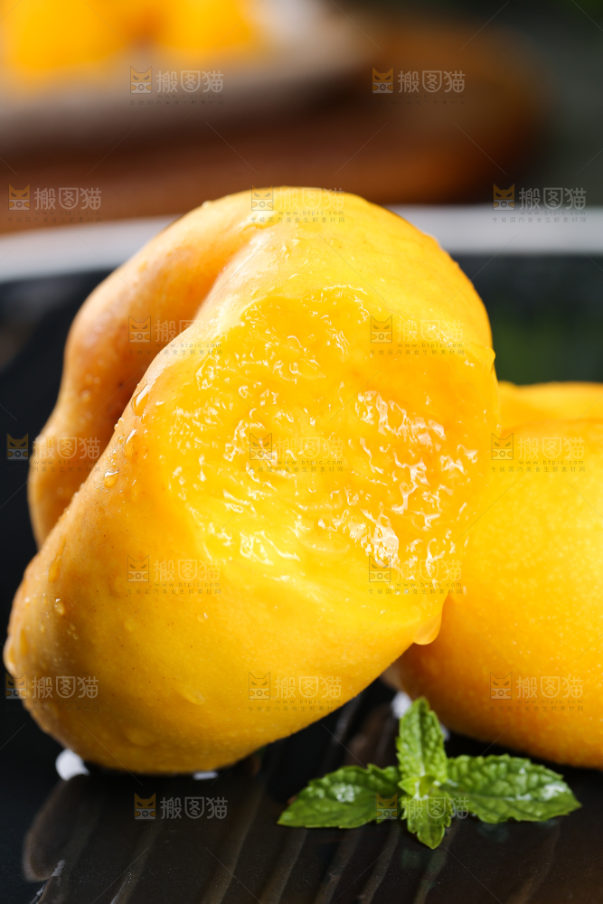 黑底上的黄金蟠桃
