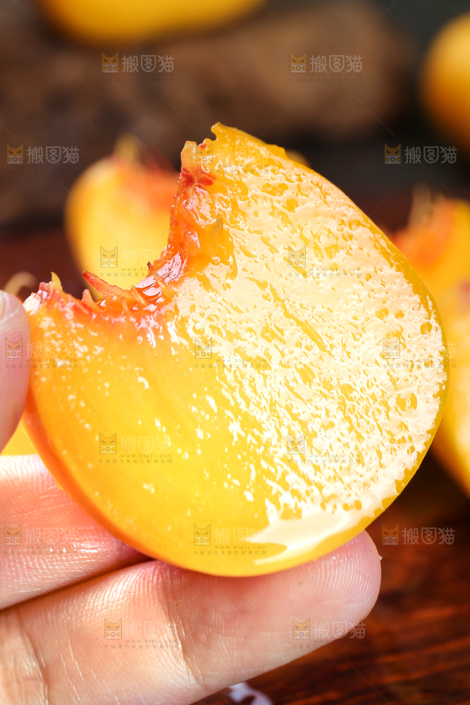 手上拿着黄蟠桃果肉