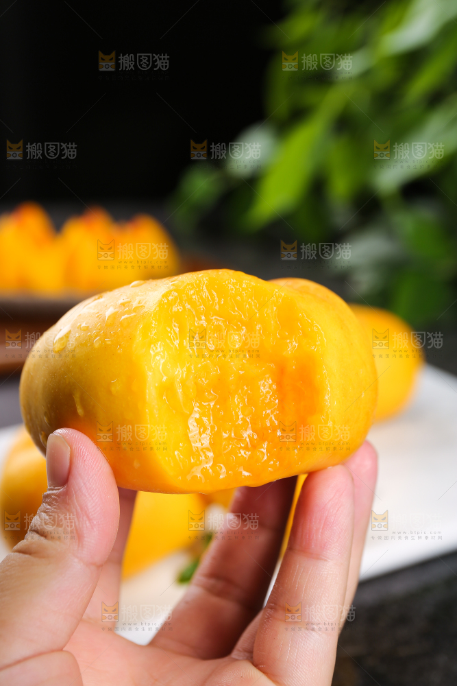 手上拿着黄蟠桃果肉