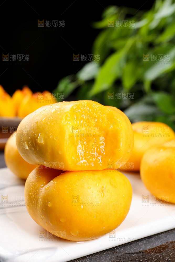 白石板上的黄蟠桃