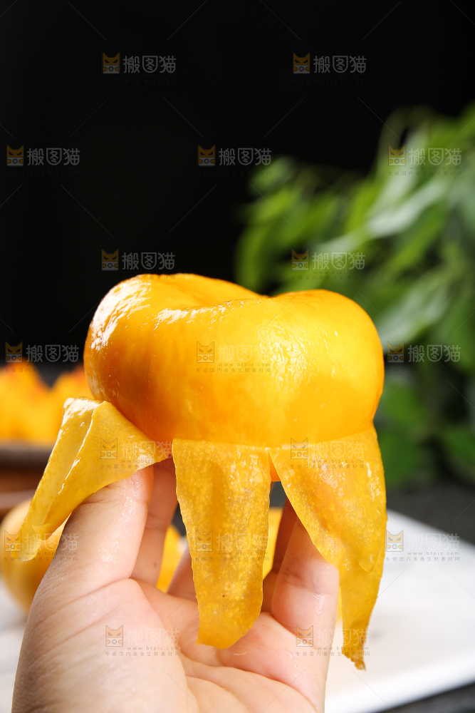 手上拿着黄蟠桃
