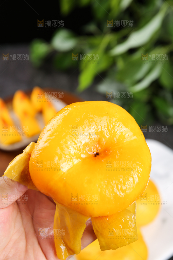 手上拿着黄蟠桃
