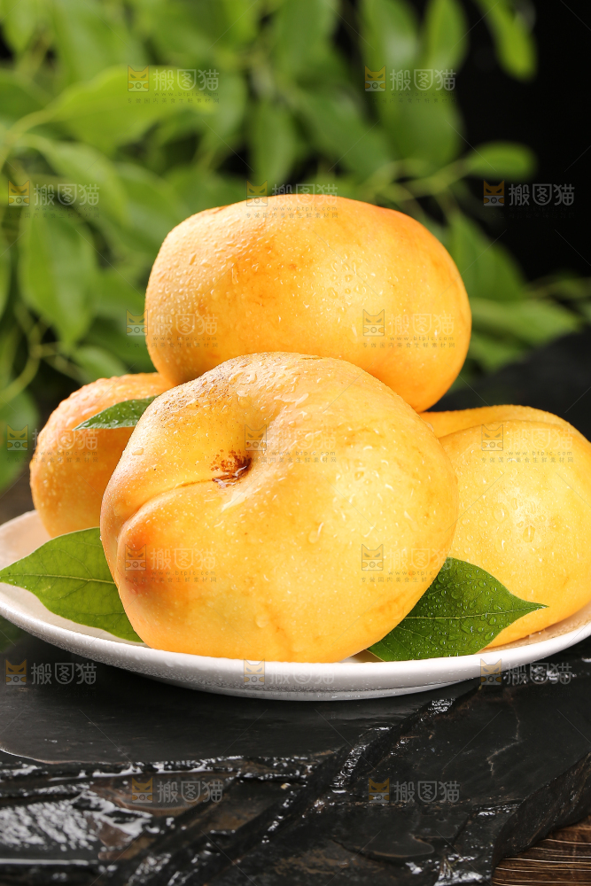 深底上盘子里的黄油蟠桃
