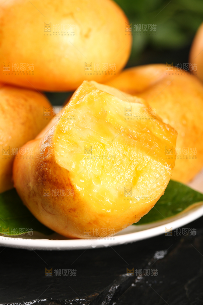 深底上盘子里的黄油蟠桃