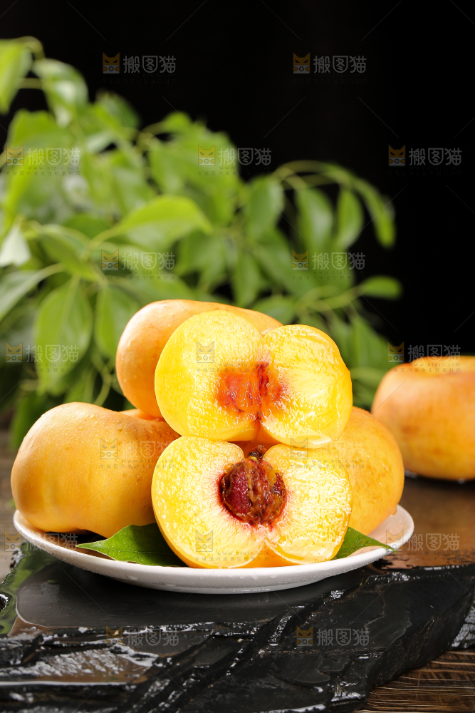 深底上盘子里的黄油蟠桃