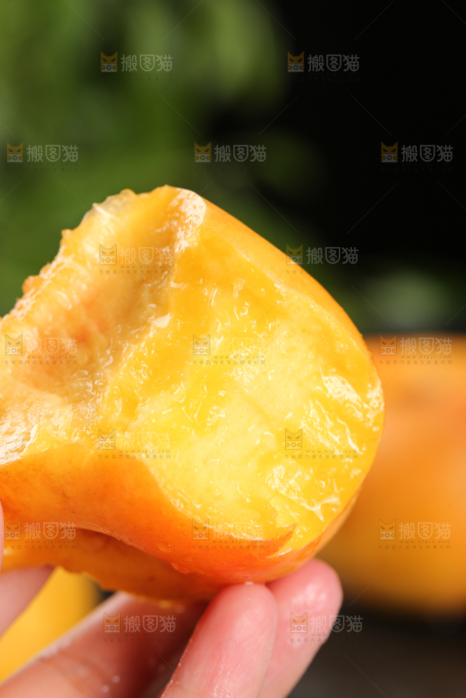 手上拿着黄油蟠桃