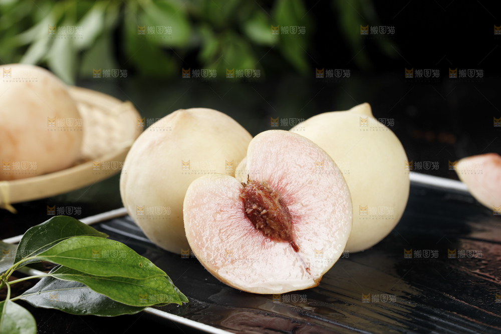 黑底上的新鲜白桃