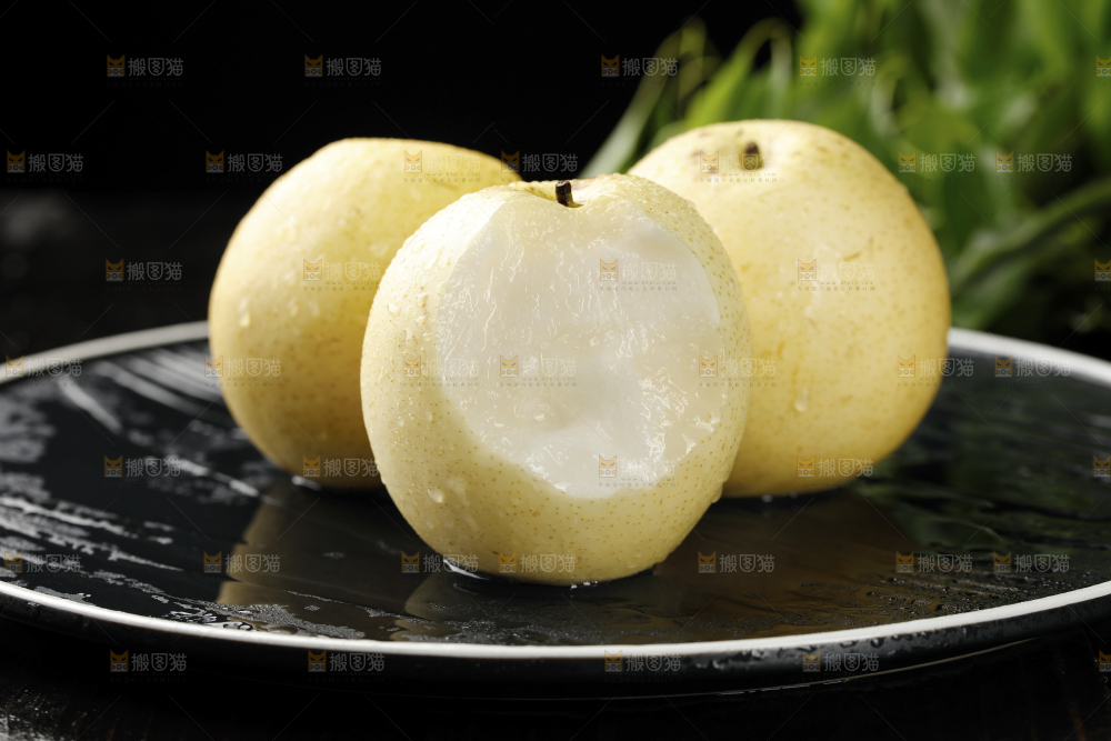 黑底上的新鲜皇冠梨
