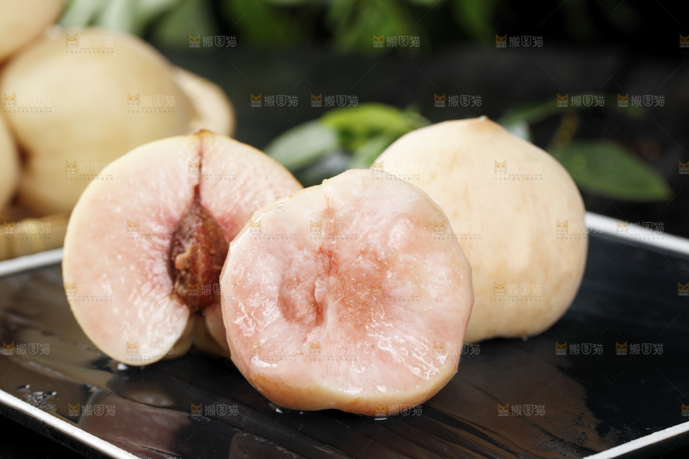 黑底上切块的白桃