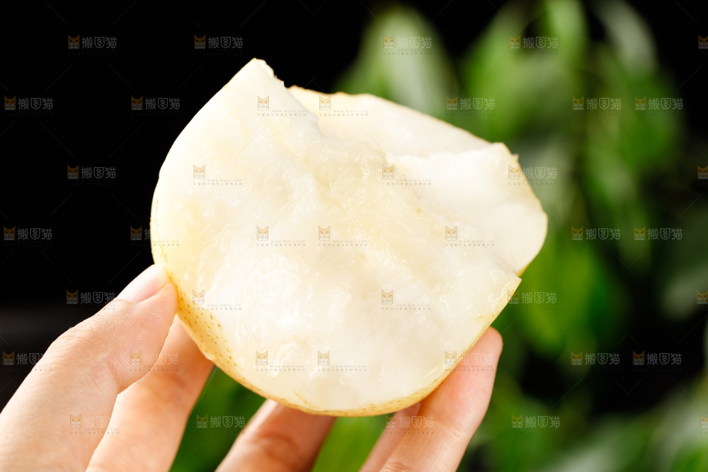 手上拿着新鲜皇冠梨