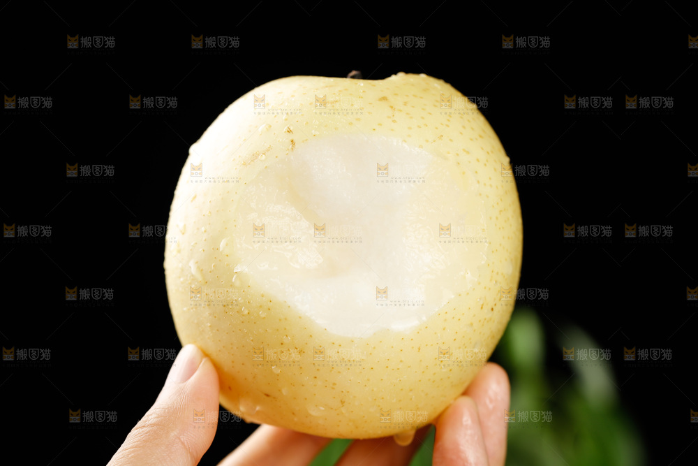 手上拿着新鲜皇冠梨