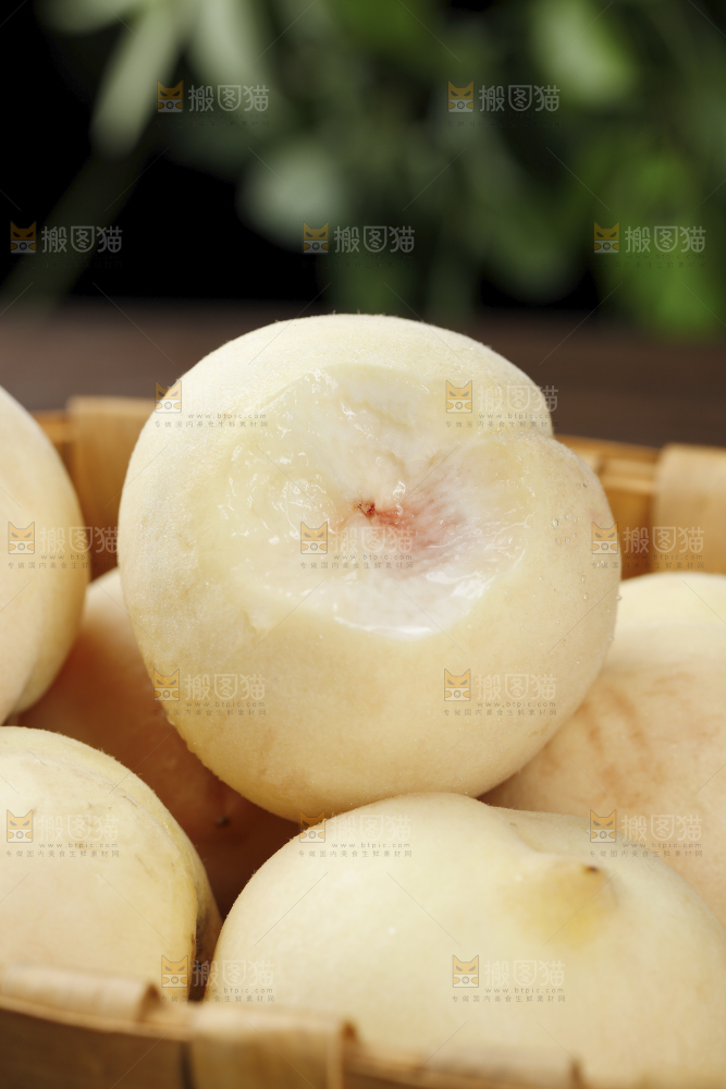 篮子里的新鲜白桃