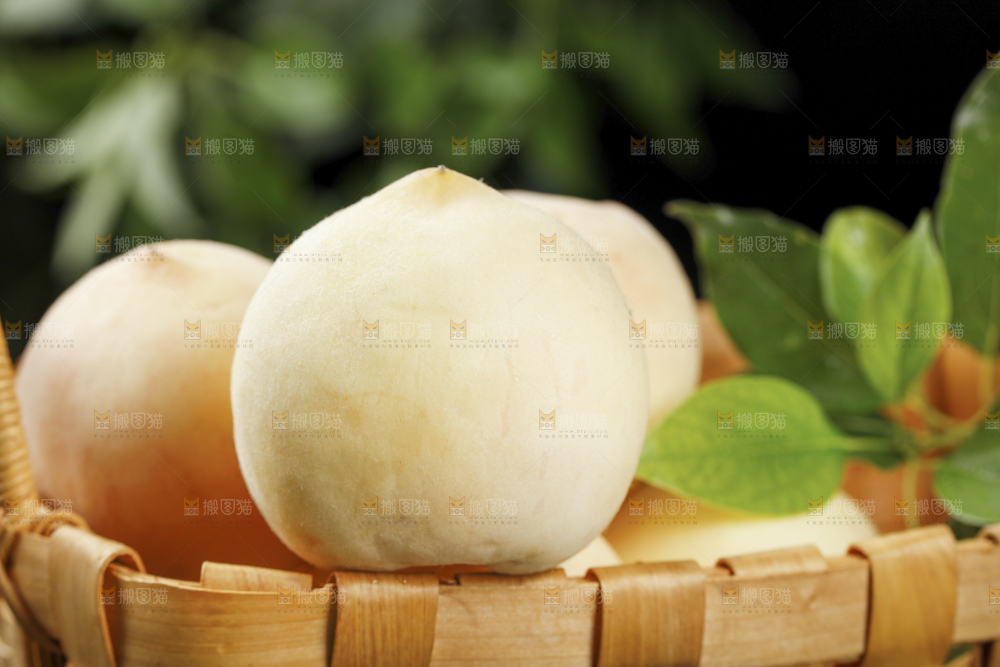 篮子里的新鲜白桃