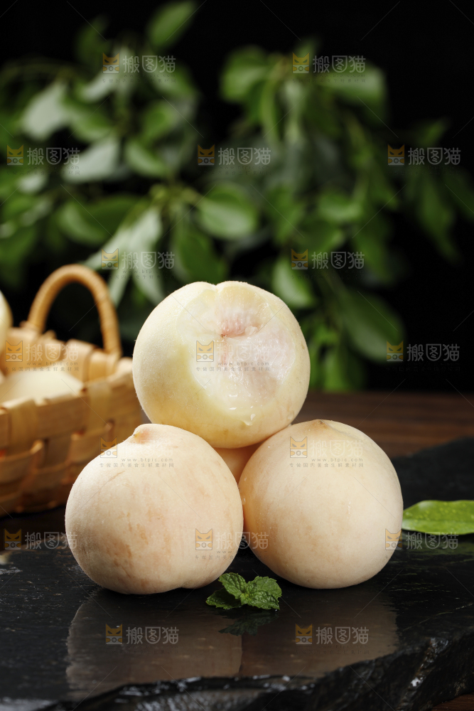黑底上的奶油白桃