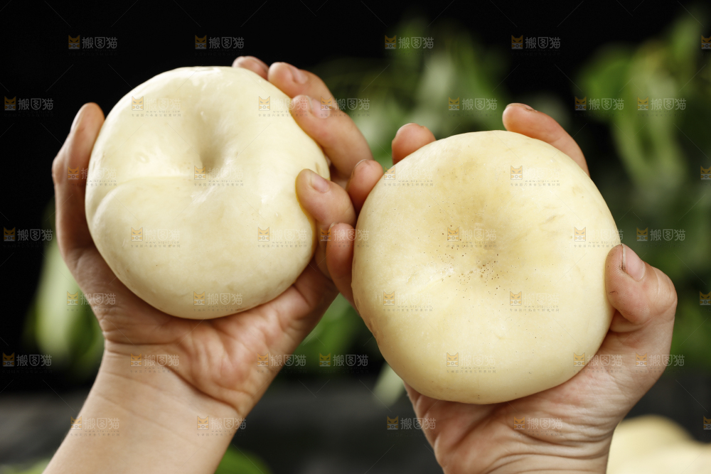 手上拿着新鲜白蟠桃