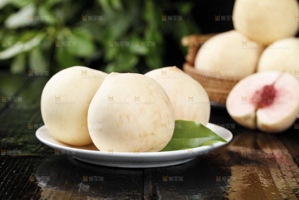 盘子里的新鲜白桃