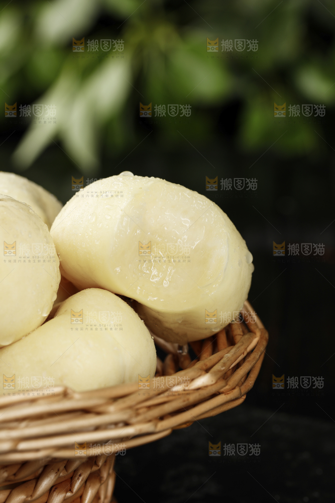 篮子里的新鲜白蟠桃