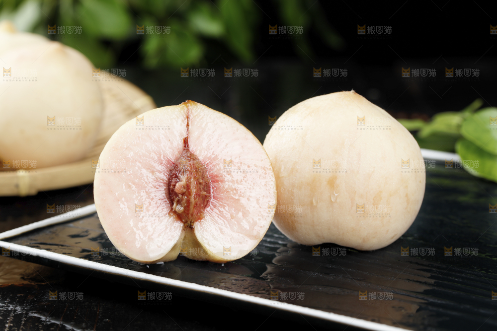 黑底上的新鲜白桃