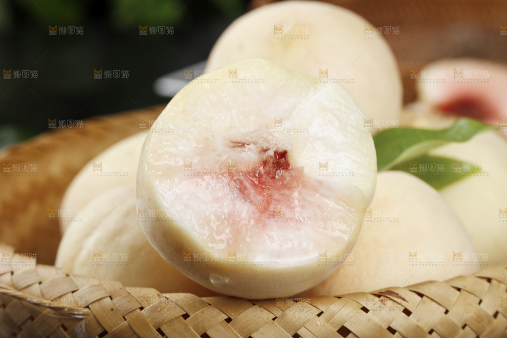 篮子里的新鲜白桃