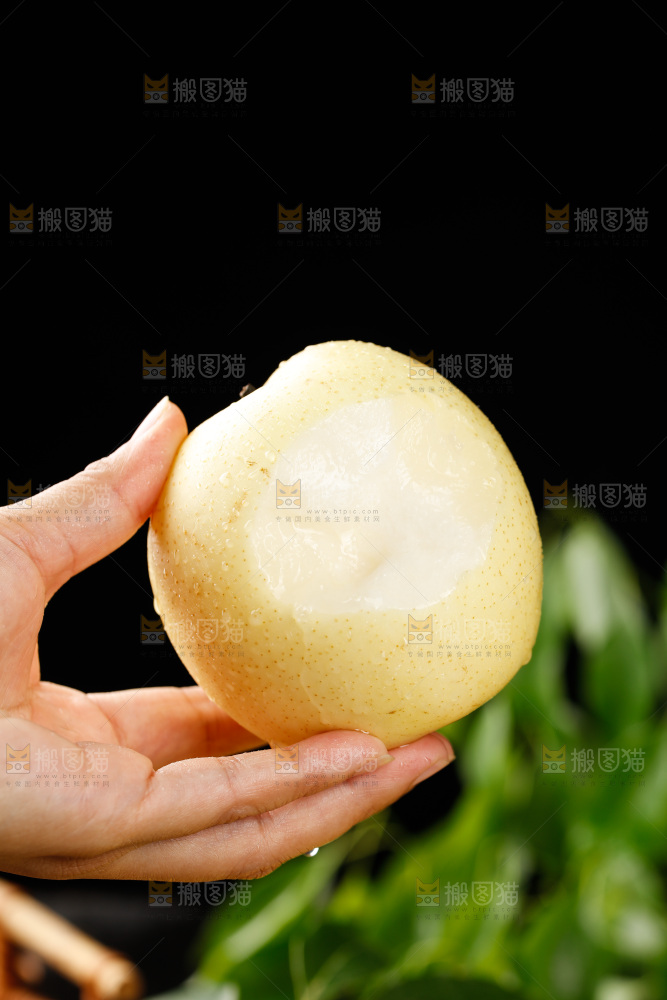 手上拿着新鲜皇冠梨