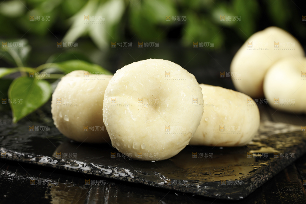 黑石板上的奶油蟠桃