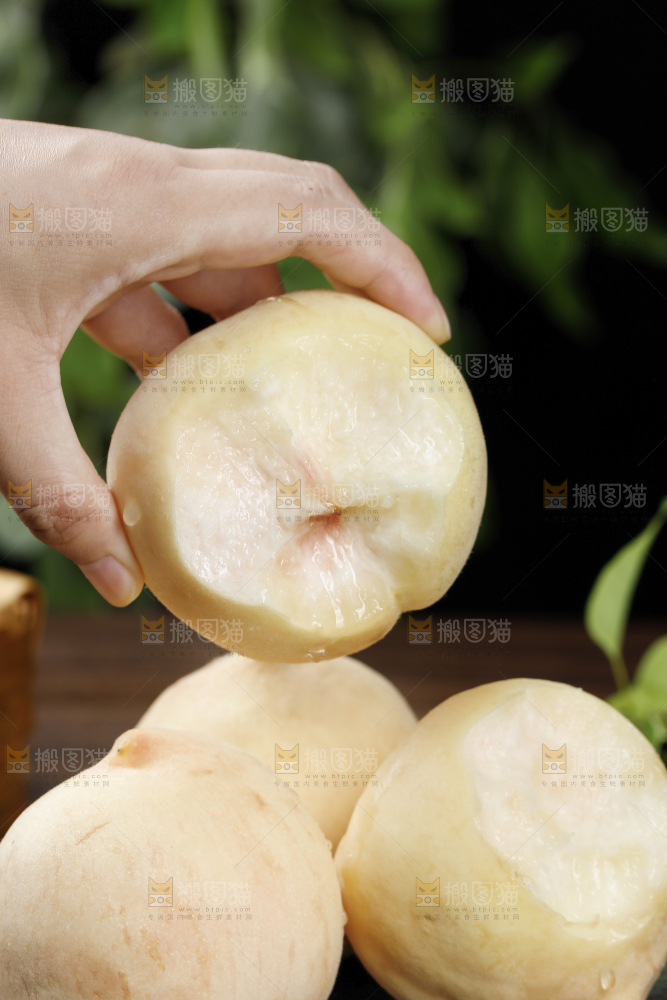 手上拿着的白桃