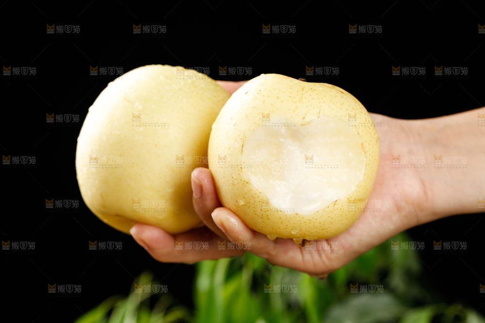 手里拿着新鲜皇冠梨
