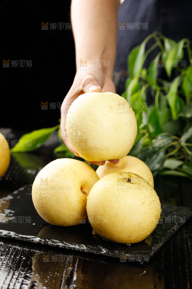 手上拿着新鲜皇冠梨