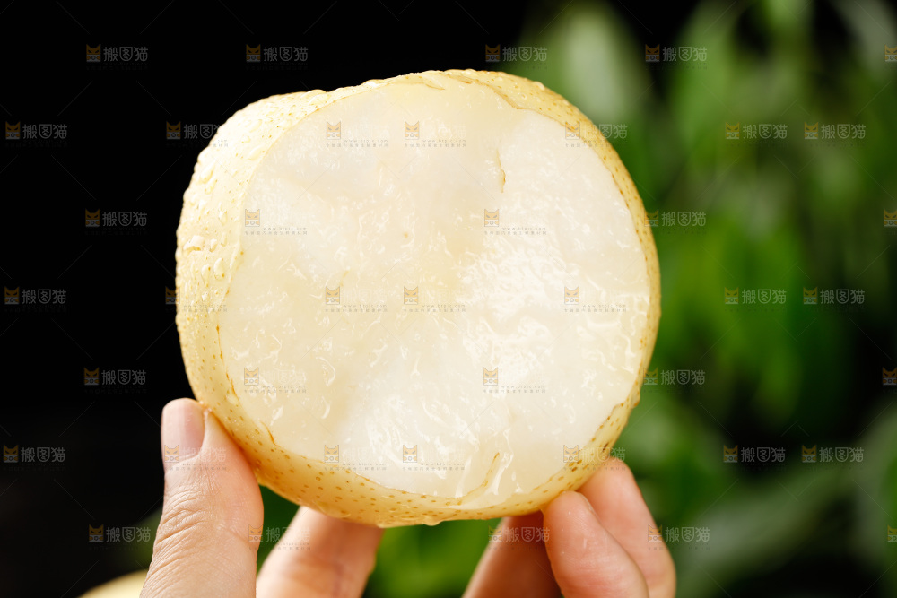 手上拿着新鲜皇冠梨