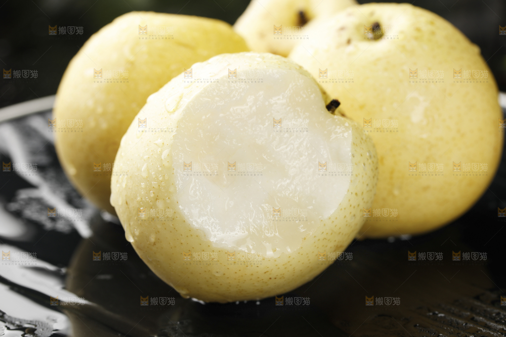 黑底上的新鲜皇冠梨