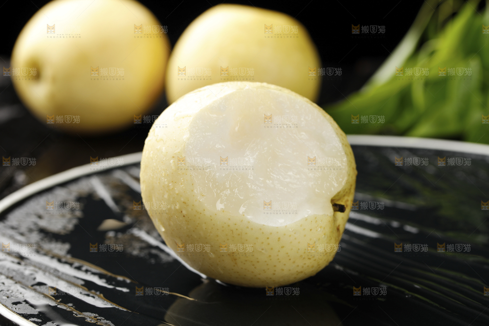 黑底上的新鲜皇冠梨