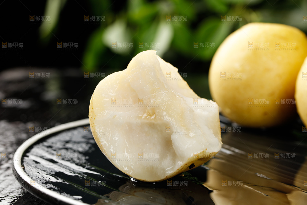 黑底上的新鲜皇冠梨