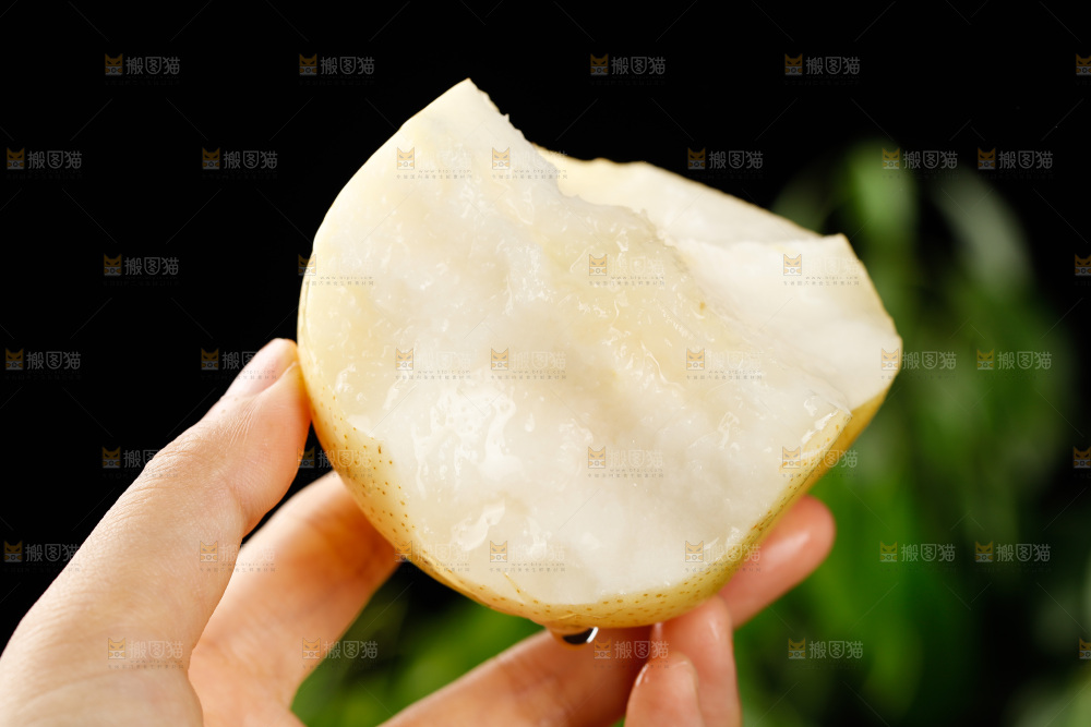 手上拿着新鲜皇冠梨