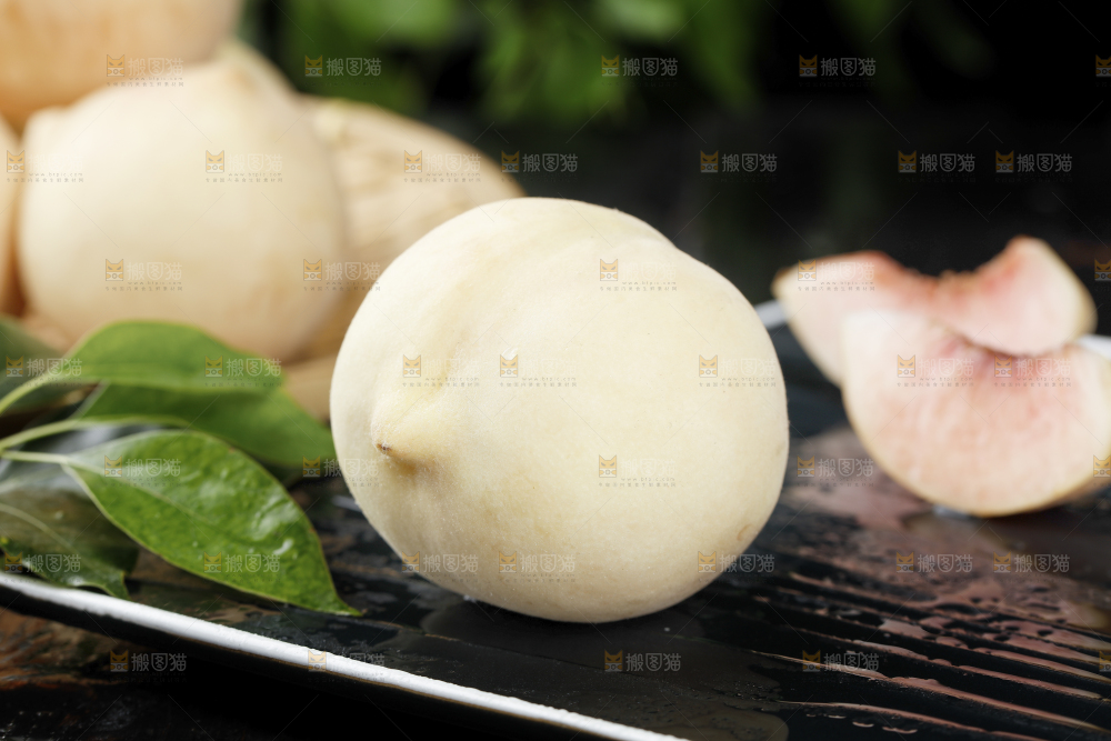 黑底上的新鲜白桃