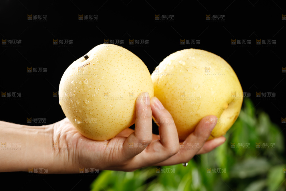 手上拿着皇冠梨