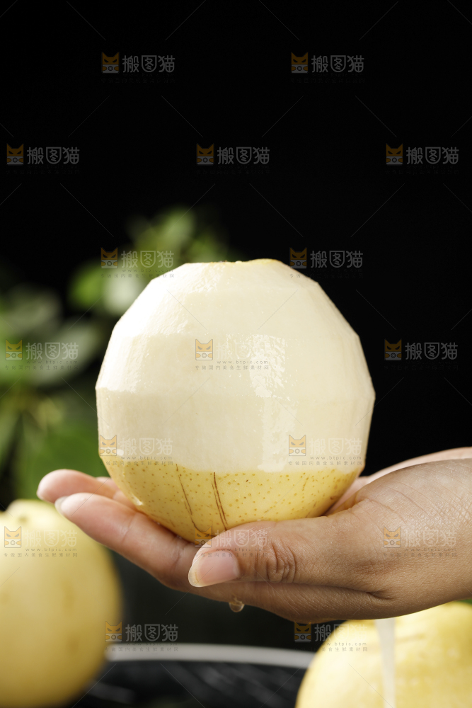 手里捧着皇冠梨