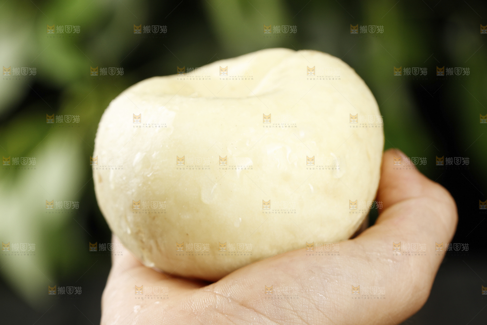 手上拿着新鲜白蟠桃