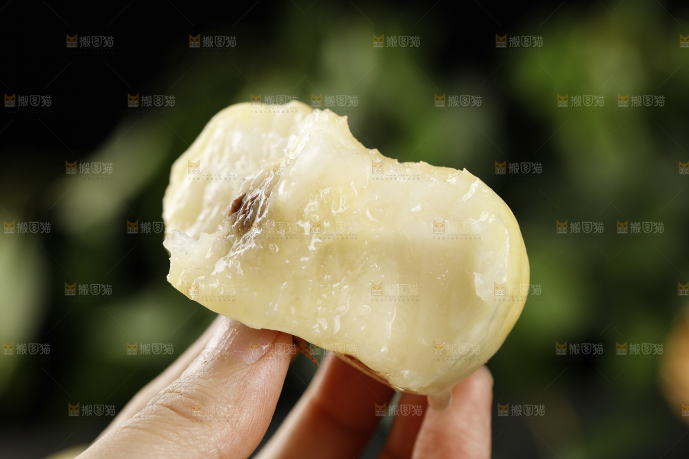 手上拿着新鲜奶油蟠桃