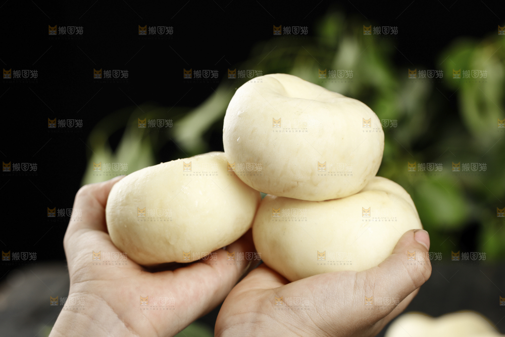 手上拿着新鲜白蟠桃