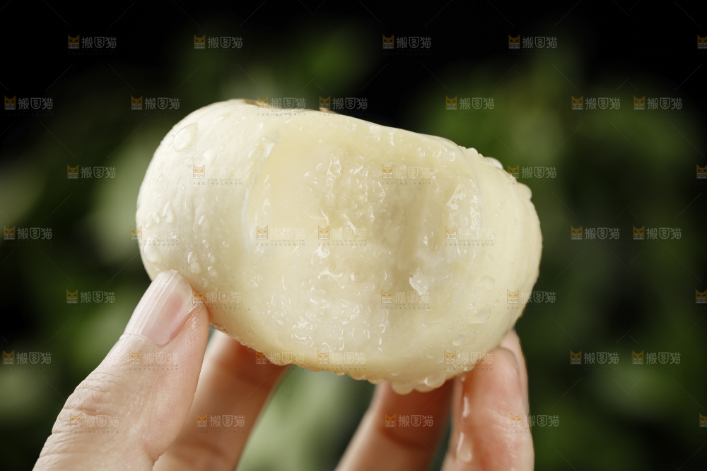手上拿着奶油蟠桃