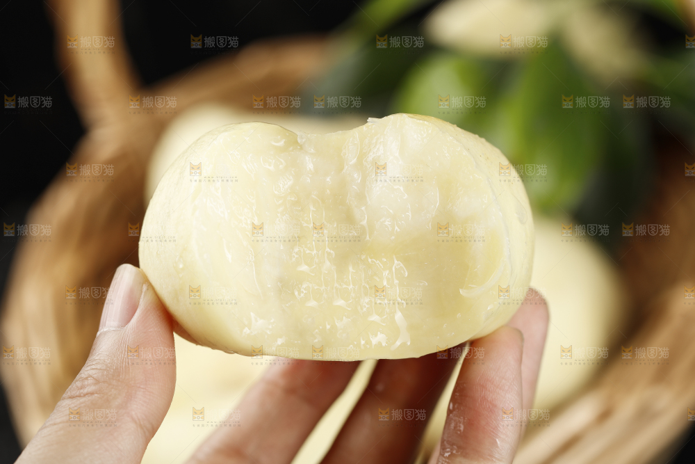 手上拿着奶油蟠桃