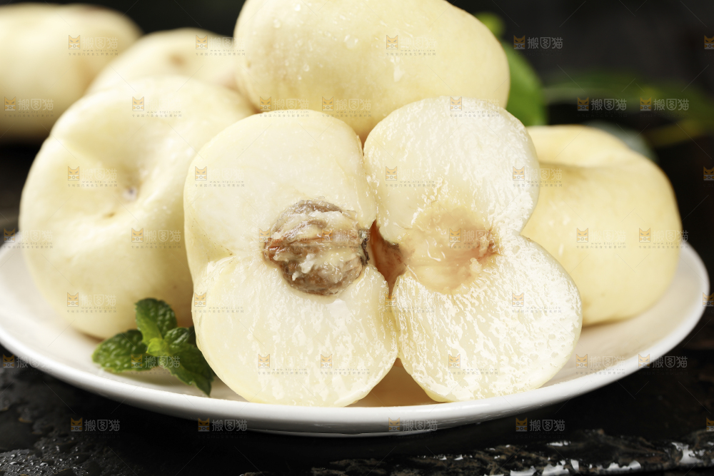 盘子里的奶油蟠桃