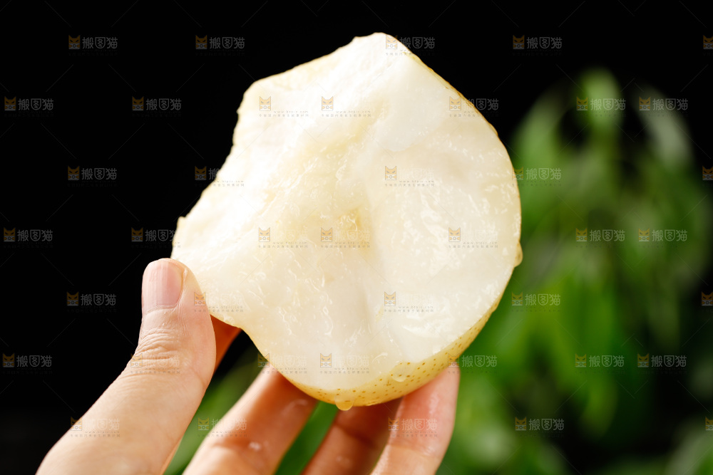 手上拿着新鲜皇冠梨