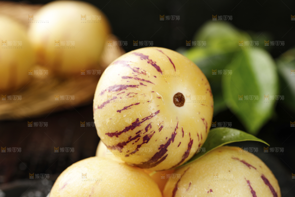 堆放着的黄肉人参果