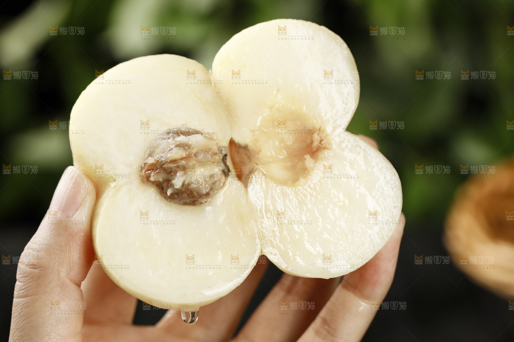 手上拿着奶油蟠桃