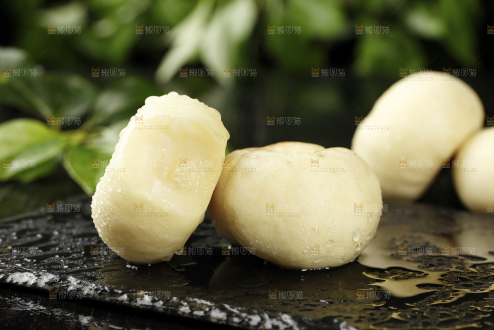 黑石板上的奶油蟠桃