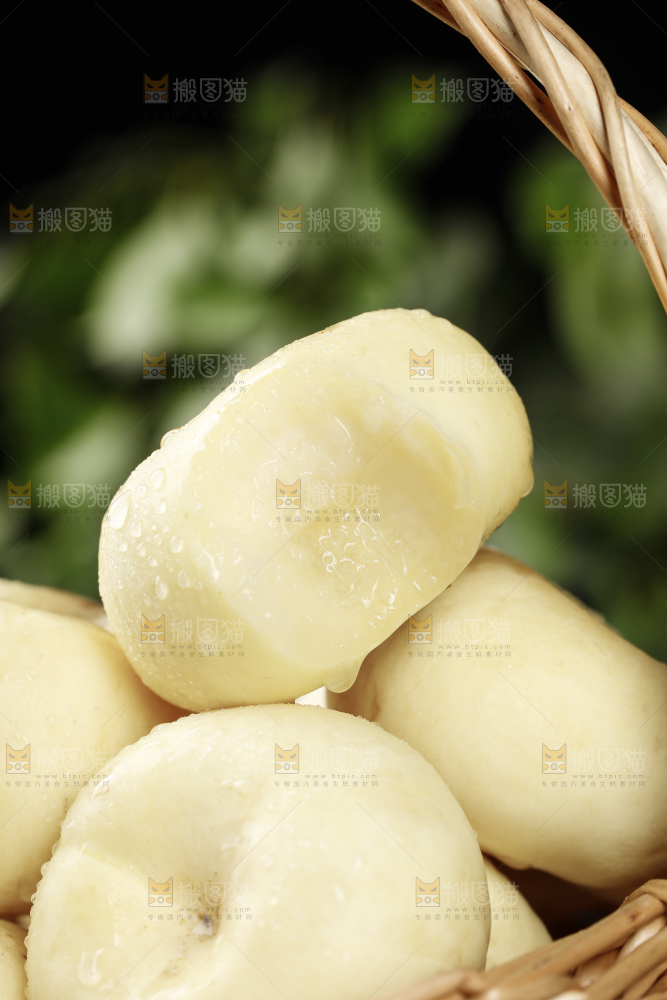 篮子里的新鲜白蟠桃