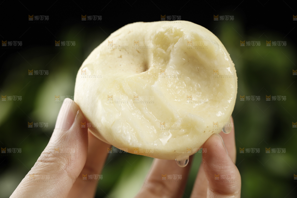 手上拿着奶油蟠桃