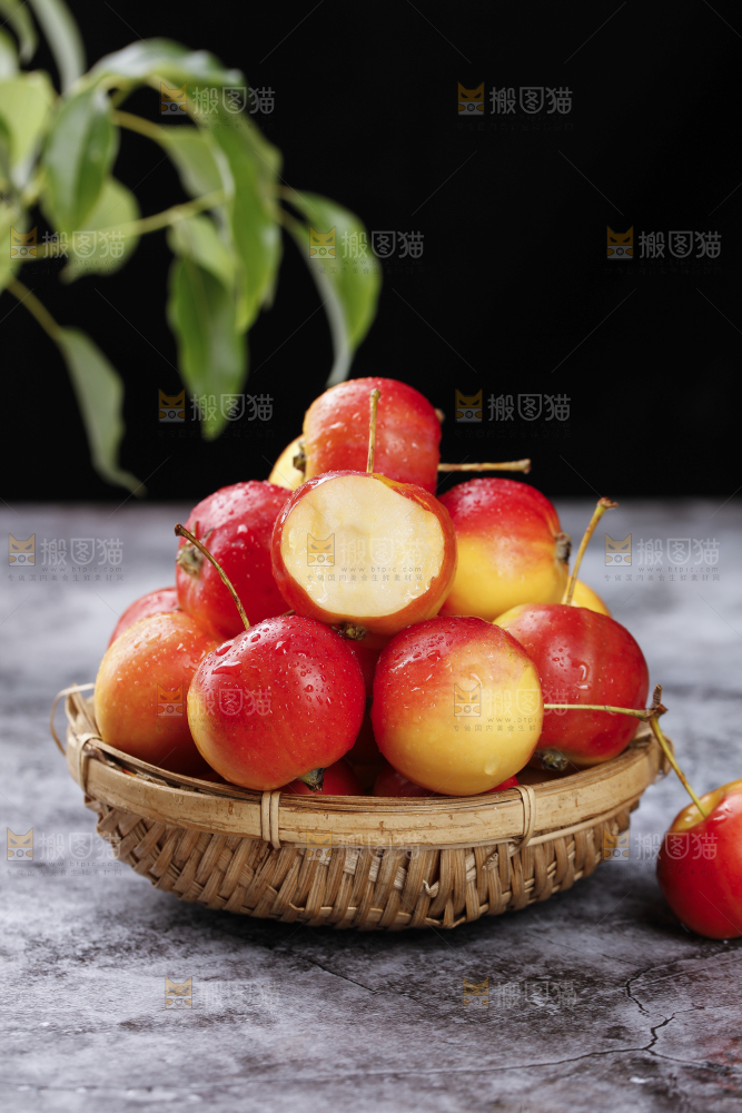 深底上放着一筐小苹果